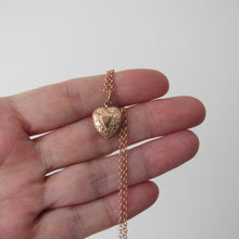 Cargar imagen en el visor de la galería, Victorian Aesthetic 9ct Rose Gold Engraved Heart Locket