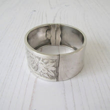 Cargar imagen en el visor de la galería, Antique Victorian Sterling Silver Cuff Bracelet, George Loveridge, Birmingham 1881