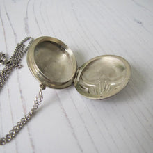 Cargar imagen en el visor de la galería, Vintage Art Deco Revival Sterling Silver Locket & Long Chain