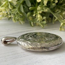 Charger l'image dans la galerie, Victorian Aesthetic Engraved Silver Locket