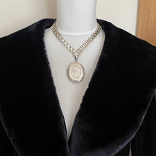 Charger l'image dans la galerie, Victorian Aesthetic Engraved Silver Locket