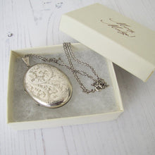 Cargar imagen en el visor de la galería, Vintage English Silver Photo Locket & Chain - MercyMadge