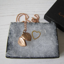 Cargar imagen en el visor de la galería, Victorian Aesthetic 9ct Rose Gold Engraved Heart Locket