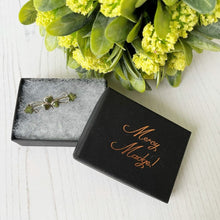 Cargar imagen en el visor de la galería, Victorian Connemara Marble Shamrock Sweetheart Brooch
