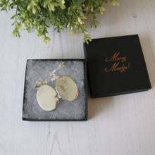 Cargar imagen en el visor de la galería, Vintage Edwardian Style English Sterling Silver Locket & Chain