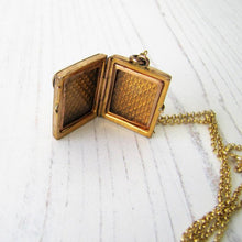 Charger l'image dans la galerie, Vintage Victorian Style Gold Book Locket & Chain - MercyMadge