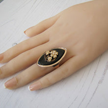 Cargar imagen en el visor de la galería, Victorian 9ct Gold, Pearl and Whitby Jet Forget-me-Not Ring