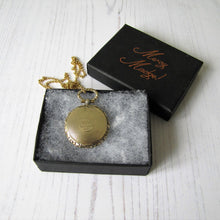 Charger l'image dans la galerie, 15ct Carved Gold Memorial Locket For Sir John Guise, English Baronet 1865 - MercyMadge