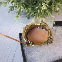 Charger l'image dans la galerie, Antique Georgian Gold Cameo Brooch