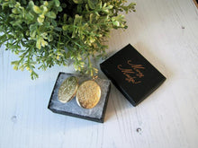 Charger l'image dans la galerie, Large Victorian 9ct Gold Engraved Oval Locket