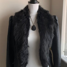 Charger l'image dans la galerie, Victorian Pressed Horn Mourning Pendant