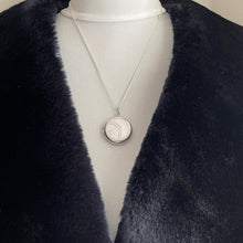 Charger l'image dans la galerie, Vintage Engraved Silver Fan Locket