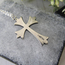 Cargar imagen en el visor de la galería, Antique Victorian Engraved Sterling Silver Cross & Chain