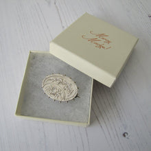 Charger l'image dans la galerie, Victorian Aesthetic Silver Locket Back Brooch. - MercyMadge