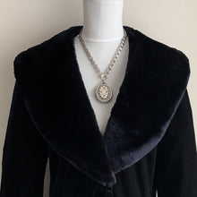 Charger l'image dans la galerie, Victorian Aesthetic Engraved Gold & Silver Locket