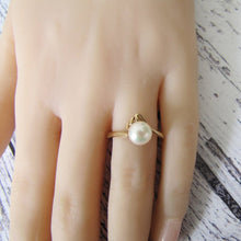Charger l'image dans la galerie, Vintage 1960s 9ct Gold Pearl Solitaire Ring - MercyMadge