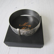 Cargar imagen en el visor de la galería, Antique English Sterling Silver Engraved Cuff Bracelet