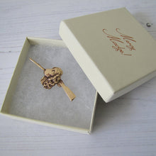 Charger l'image dans la galerie, Gold Victorian Dog Cravat/Tie Pin, Flushing Spaniel - MercyMadge