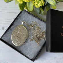 Charger l'image dans la galerie, Vintage English Silver Large Locket & Chain