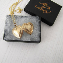 Cargar imagen en el visor de la galería, Antique Kollmar & Jourdan Rolled Gold Heart Locket