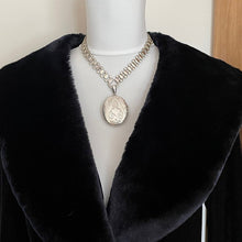 Charger l'image dans la galerie, Victorian Aesthetic Engraved Silver Locket