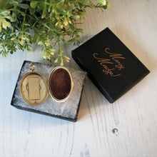 Charger l'image dans la galerie, Large Victorian 9ct Gold Engraved Oval Locket