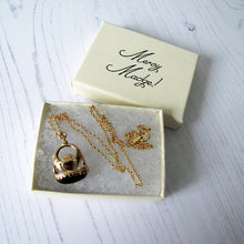 Cargar imagen en el visor de la galería, 9ct Gold & Onyx Claddagh Pendant Fob - MercyMadge