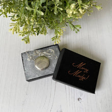 Charger l'image dans la galerie, Vintage Engraved Silver Fan Locket