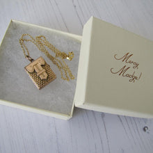Charger l'image dans la galerie, Vintage Victorian Style Gold Book Locket & Chain - MercyMadge