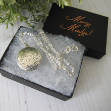 Charger l'image dans la galerie, Vintage Victorian Style English Sterling Silver Locket & Chain