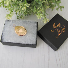 Charger l'image dans la galerie, Victorian 9ct Gold Engraved Oval Locket