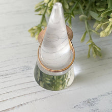 Cargar imagen en el visor de la galería, Victorian 9ct Gold, Pearl and Whitby Jet Forget-me-Not Ring