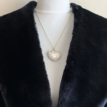 Charger l'image dans la galerie, Vintage Sterling Silver Engraved Puffy Heart Locket