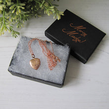 Cargar imagen en el visor de la galería, Victorian Aesthetic 9ct Rose Gold Engraved Heart Locket