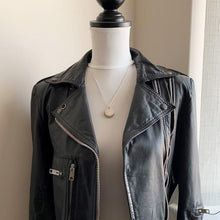 Charger l'image dans la galerie, Vintage Victorian Style English Sterling Silver Locket & Chain