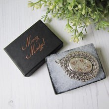 Charger l'image dans la galerie, Victorian Aesthetic Engraved Gold & Silver Locket