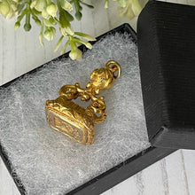 Charger l'image dans la galerie, Georgian Gold Cased Steel Intaglio Fob Seal : Corona Fides