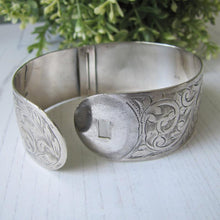 Charger l'image dans la galerie, Victorian Sterling Silver Cuff Bracelet, Charles Horner, Chester 1855.
