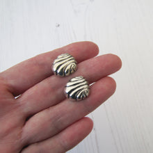Cargar imagen en el visor de la galería, William Spratling 1940s Taxco Silver Shell Earrings - MercyMadge