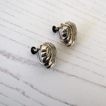 Cargar imagen en el visor de la galería, William Spratling 1940s Taxco Silver Shell Earrings - MercyMadge