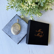 Charger l'image dans la galerie, Victorian Aesthetic Engraved Silver Locket