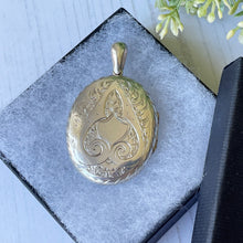 Charger l'image dans la galerie, Victorian Aesthetic Engraved Silver Locket