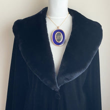 Cargar imagen en el visor de la galería, Antique Georgian 18ct Gold Portrait Miniature Locket