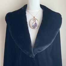 Cargar imagen en el visor de la galería, Antique Georgian 18ct Gold Portrait Miniature Locket