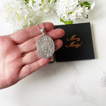 Cargar imagen en el visor de la galería, Antique Victorian Silver Sweetheart Locket and Chain