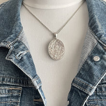 Cargar imagen en el visor de la galería, Antique Victorian Silver Sweetheart Locket and Chain