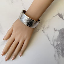Cargar imagen en el visor de la galería, Vintage English Sterling Silver Floral Engraved Bracelet