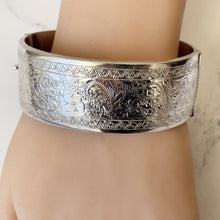 Cargar imagen en el visor de la galería, Vintage English Sterling Silver Floral Engraved Bracelet