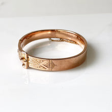 Cargar imagen en el visor de la galería, Antique Victorian Solid 9ct Gold Buckle Bangle