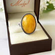 Carica l'immagine nel visualizzatore di Gallery, Vintage Butterscotch Amber Sterling Silver Ring